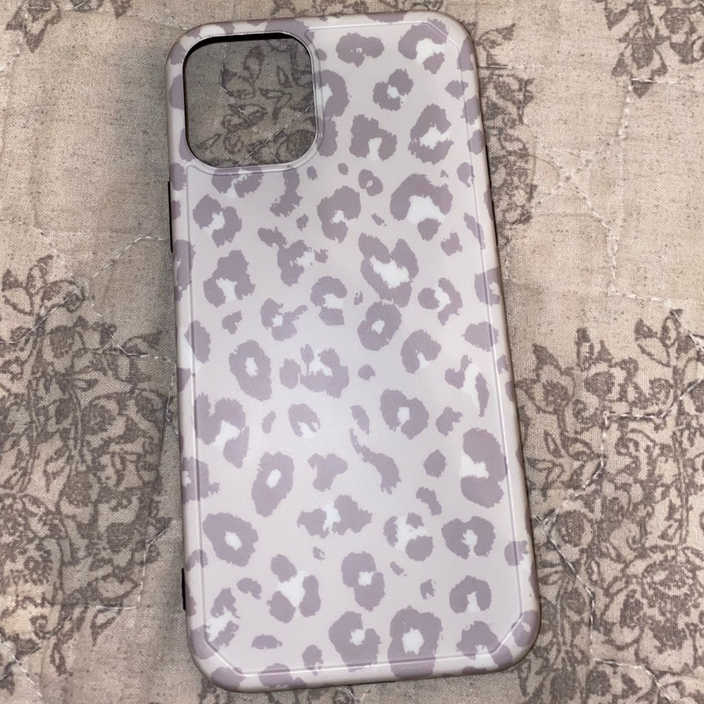 iPhone 11 Pro/ XS White cheetah print case!